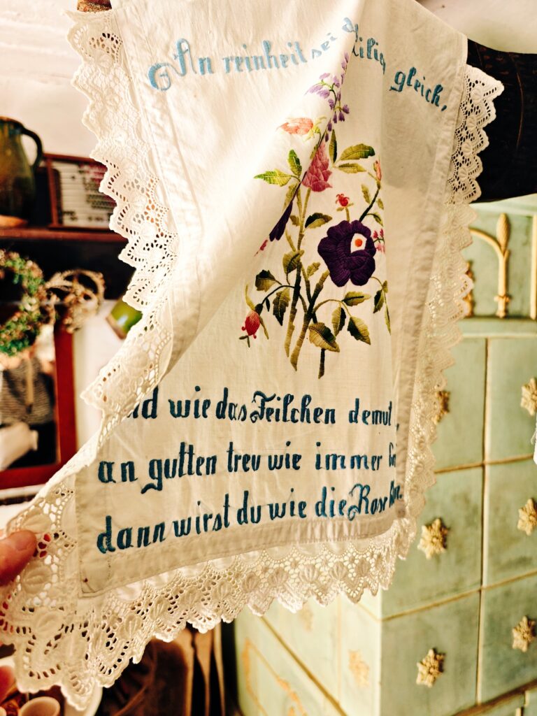 Baumwolltuch mit eingesticktem Spruch