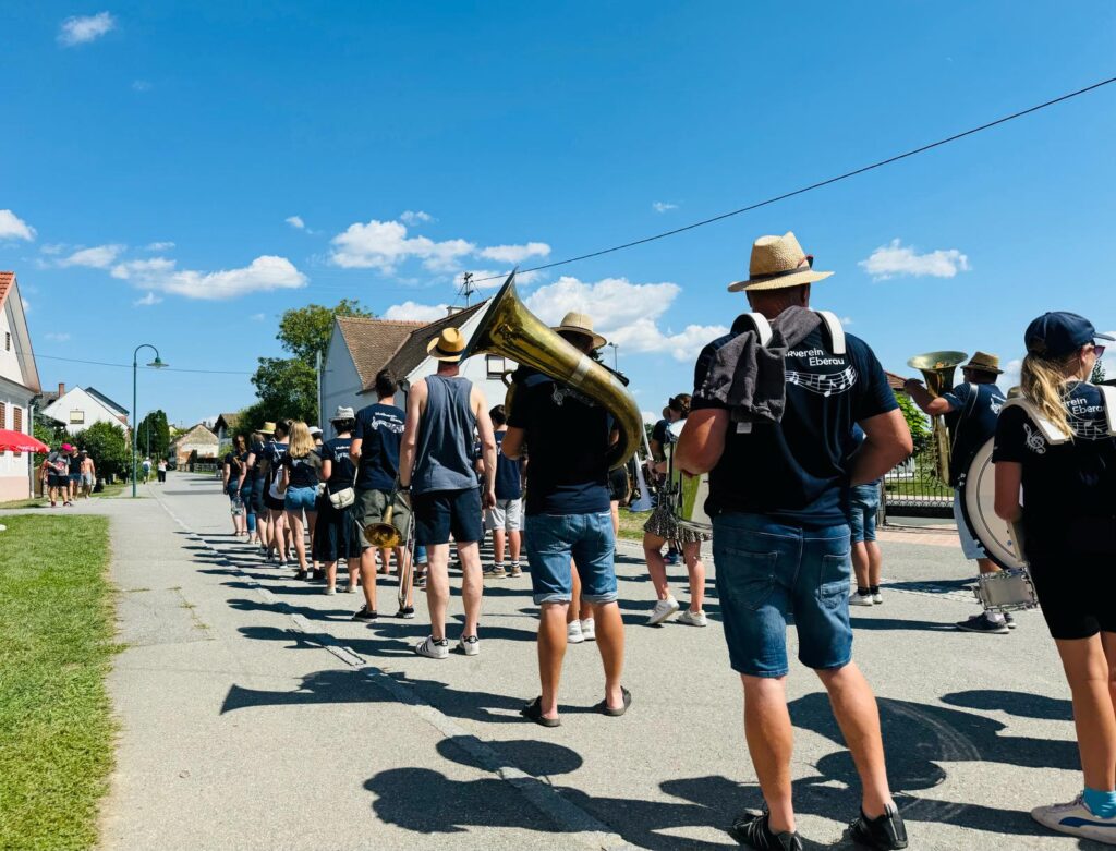 Menschenmenge geht zu Festival