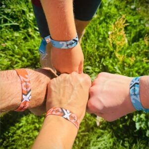 Vier Hände mit Festivalbändern