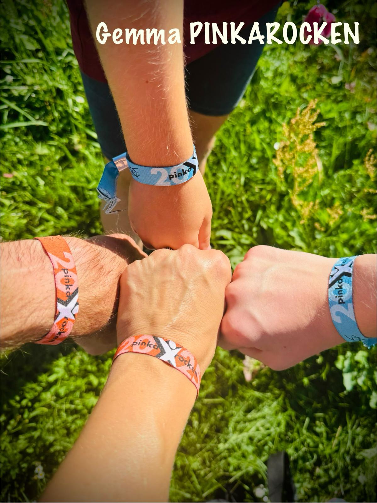 Vier Hände mit Festivalbändern